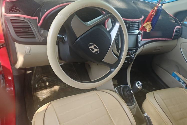 Used Hyundai Verna (older generation) 2014 1.4L Manual Smart GLS Trim Center Console