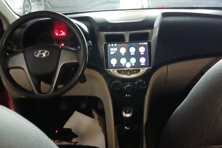 Used Hyundai Verna (older generation) 2014 1.4L Manual Smart GLS Trim Center Console