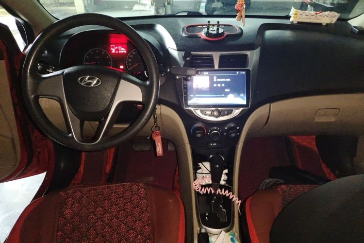 Used Hyundai Verna (older generation) 2014 1.4L Automatic Smart GLS Center Console