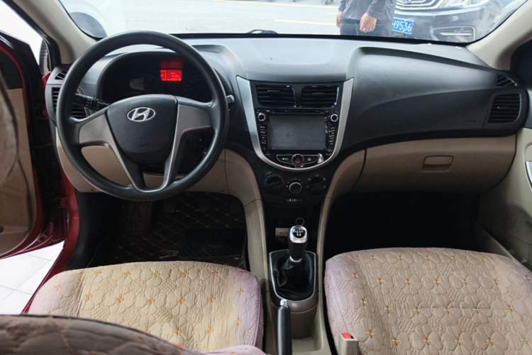 Used Hyundai Verna (older generation) 2014 1.4L Manual Smart GLS Trim Center Console