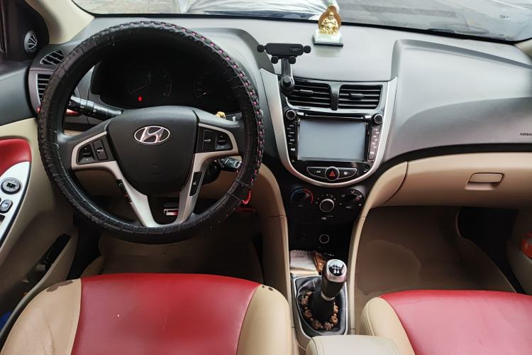 Used Hyundai Verna (older generation) 2014 1.4L Manual Smart GLS Trim Center Console