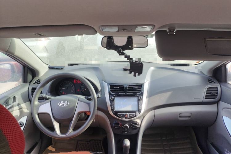 Used Hyundai Verna (older generation) 2014 1.4L Automatic Smart GLS Center Console
