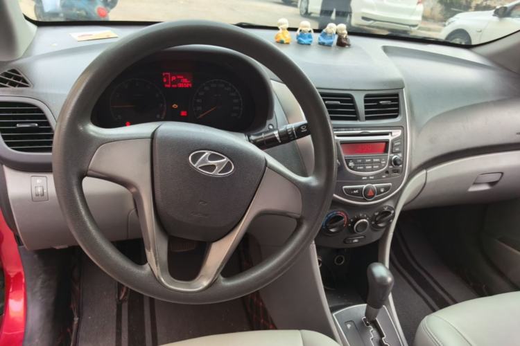 Used Hyundai Verna (older generation) 2014 1.4L Automatic Smart GLS Center Console