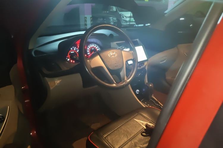 Used Hyundai Verna (older generation) 2014 1.4L Automatic Leading-Edge GLX Center Console