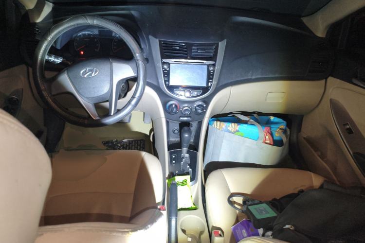 Used Hyundai Verna (older generation) 2014 1.4L Automatic Smart GLS Center Console