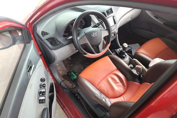 Used Hyundai Verna (older generation) 2014 1.4L Manual Smart GLS Trim Driver Seat