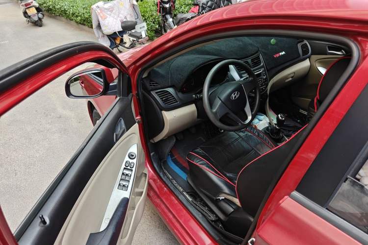 Used Hyundai Verna (older generation) 2014 1.4L Manual Smart GLS Trim Driver Seat