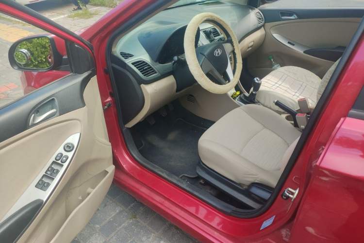 Used Hyundai Verna (older generation) 2014 1.4L Manual Smart GLS Trim Driver Seat