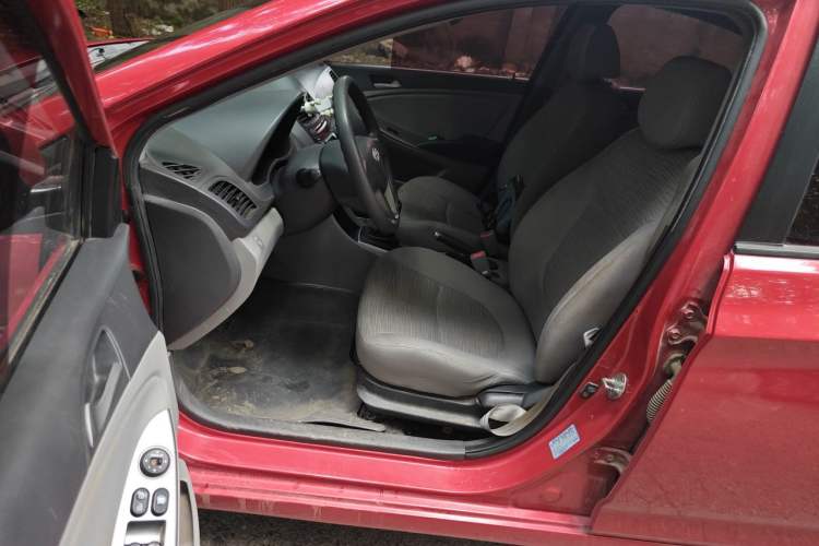 Used Hyundai Verna (older generation) 2014 1.4L Manual Smart GLS Trim Driver Seat