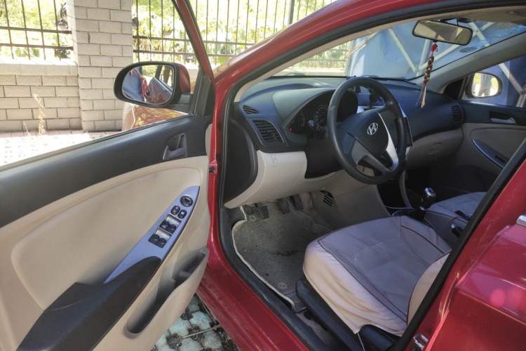 Used Hyundai Verna (older generation) 2014 1.4L Manual Smart GLS Trim Driver Seat