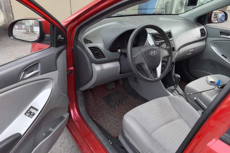 Used Hyundai Verna (older generation) 2014 1.4L Automatic Fashion GS Model Driver Seat