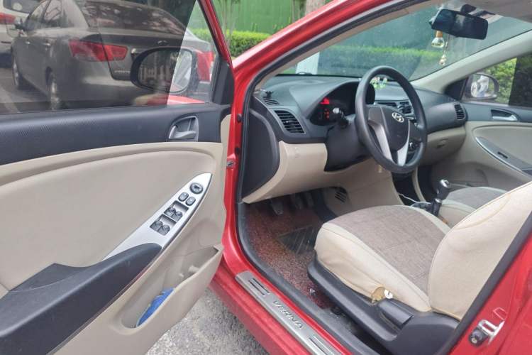 Used Hyundai Verna (older generation) 2014 1.4L Manual Smart GLS Trim Driver Seat