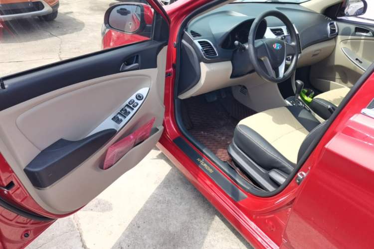 Used Hyundai Verna (older generation) 2014 1.4L Automatic Leading-Edge GLX Driver Seat