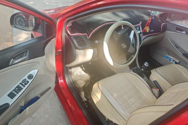 Used Hyundai Verna (older generation) 2014 1.4L Manual Smart GLS Trim Driver Seat