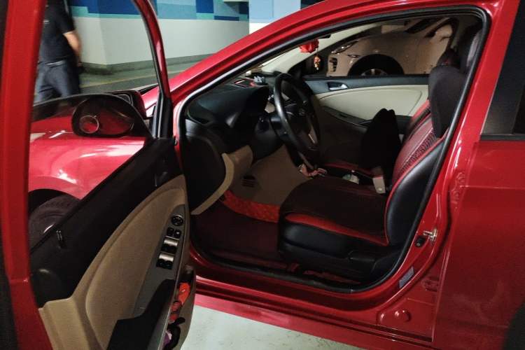 Used Hyundai Verna (older generation) 2014 1.4L Automatic Smart GLS Driver Seat