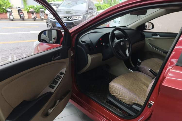 Used Hyundai Verna (older generation) 2014 1.4L Manual Smart GLS Trim Driver Seat
