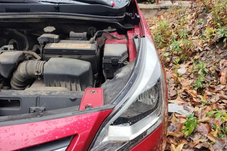 Used Hyundai Verna (older generation) 2014 1.4L Manual Smart GLS Trim Engine Bay Left