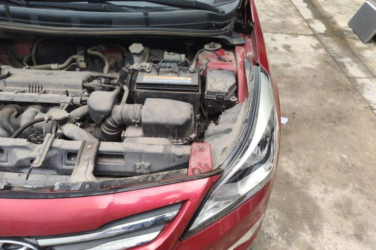 Used Hyundai Verna (older generation) 2014 1.4L Manual Smart GLS Trim Engine Bay Left