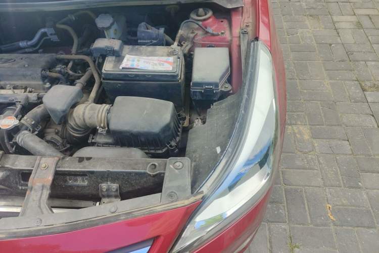 Used Hyundai Verna (older generation) 2014 1.4L Manual Smart GLS Trim Engine Bay Left