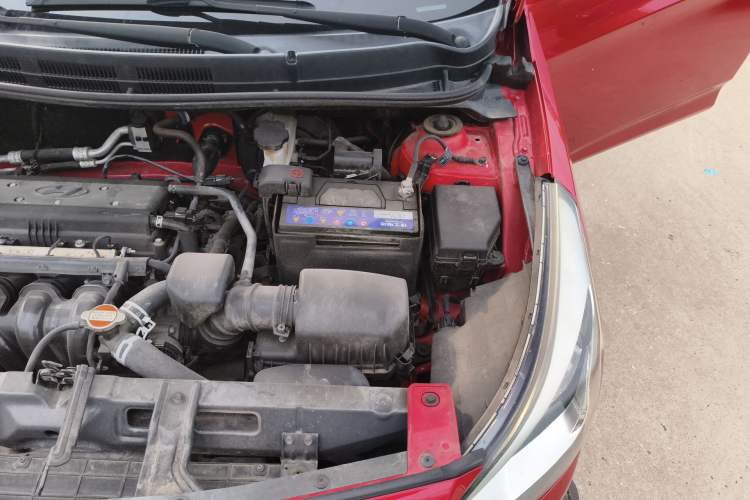 Used Hyundai Verna (older generation) 2014 1.4L Manual Smart GLS Trim Engine Bay Left