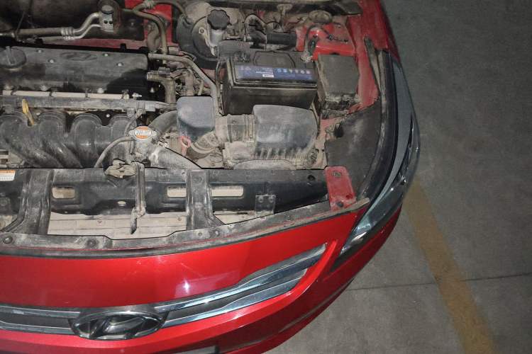 Used Hyundai Verna (older generation) 2014 1.4L Automatic Smart GLS Engine Bay Left