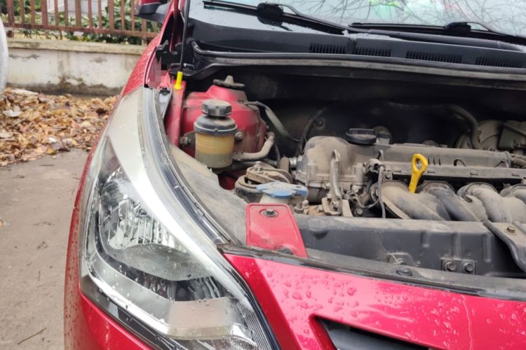 Used Hyundai Verna (older generation) 2014 1.4L Manual Smart GLS Trim Engine Bay Right