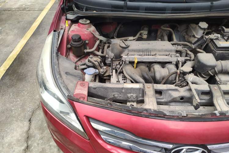 Used Hyundai Verna (older generation) 2014 1.4L Manual Smart GLS Trim Engine Bay Right