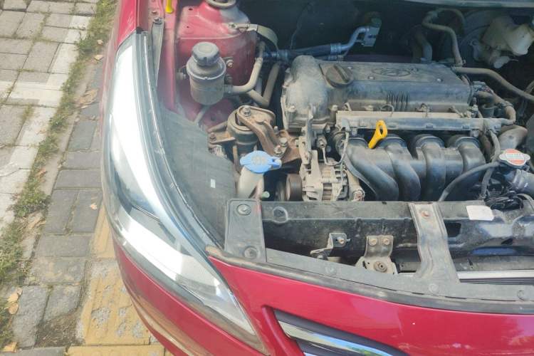 Used Hyundai Verna (older generation) 2014 1.4L Manual Smart GLS Trim Engine Bay Right