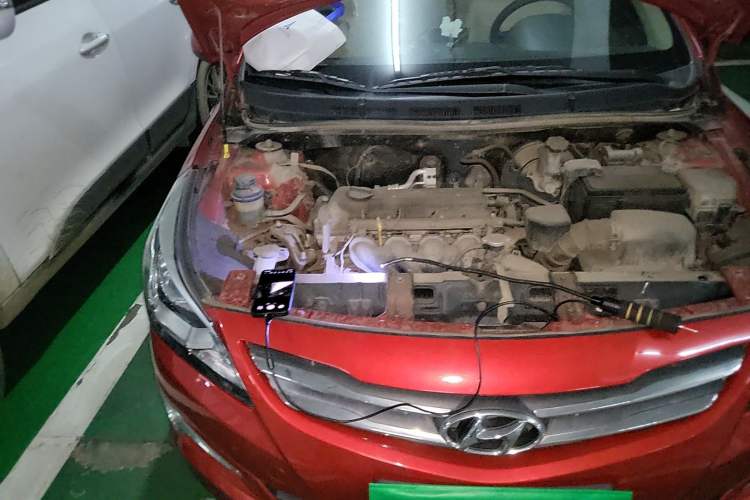 Used Hyundai Verna (older generation) 2014 1.4L Manual Smart GLS Trim Engine Bay Right