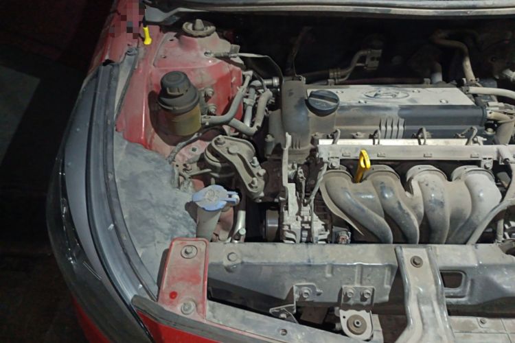 Used Hyundai Verna (older generation) 2014 1.4L Manual Smart GLS Trim Engine Bay Right