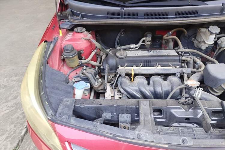 Used Hyundai Verna (older generation) 2014 1.4L Manual Smart GLS Trim Engine Bay Right
