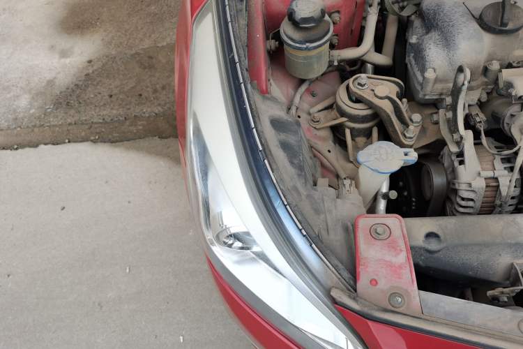 Used Hyundai Verna (older generation) 2014 1.4L Automatic Leading-Edge GLX Engine Bay Right