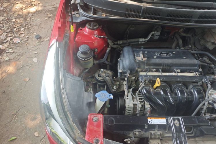 Used Hyundai Verna (older generation) 2014 1.4L Manual Smart GLS Trim Engine Bay Right