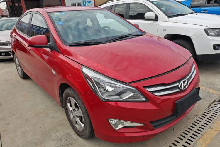 Used Hyundai Verna (older generation) 2014 1.4L Automatic Smart GLS Front Right 45 Deg
