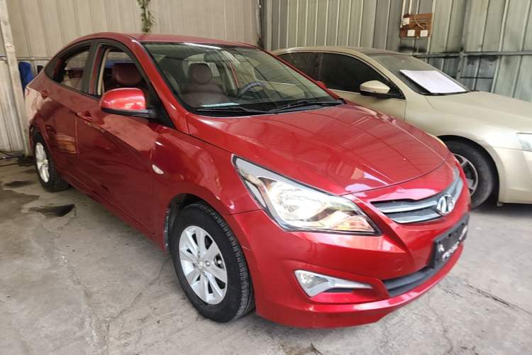Used Hyundai Verna (older generation) 2014 1.4L Manual Smart GLS Trim Front Right 45 Deg