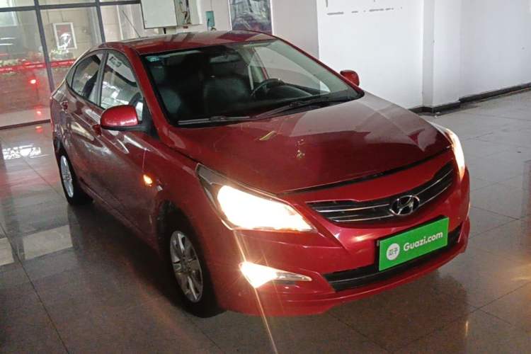 Used Hyundai Verna (older generation) 2014 1.4L Manual Smart GLS Trim Front Right 45 Deg