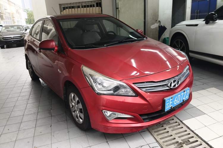 Used Hyundai Verna (older generation) 2014 1.4L Manual Smart GLS Trim Front Right 45 Deg