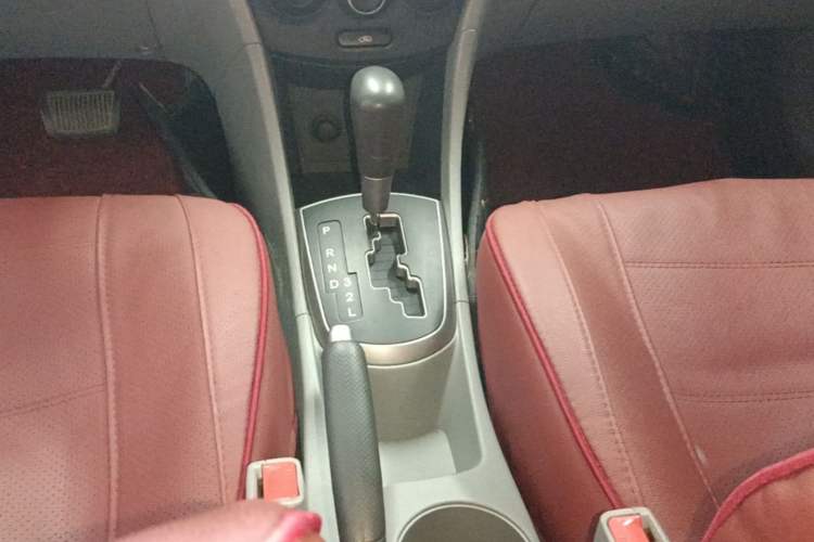 Used Hyundai Verna (older generation) 2014 1.4L Automatic Smart GLS Gear Lever