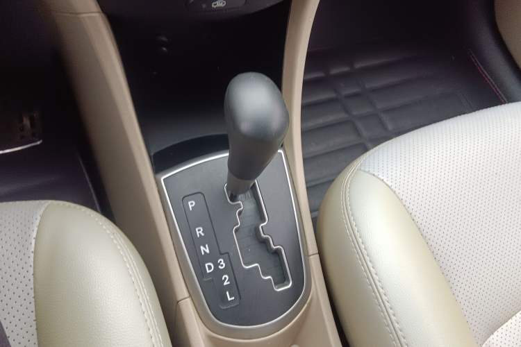 Used Hyundai Verna (older generation) 2014 1.4L Automatic Smart GLS Gear Lever