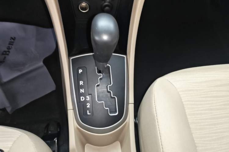 Used Hyundai Verna (older generation) 2014 1.4L Automatic Smart GLS Gear Lever