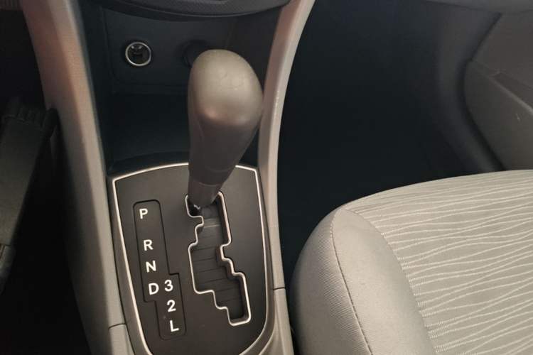 Used Hyundai Verna (older generation) 2014 1.4L Automatic Smart GLS Gear Lever