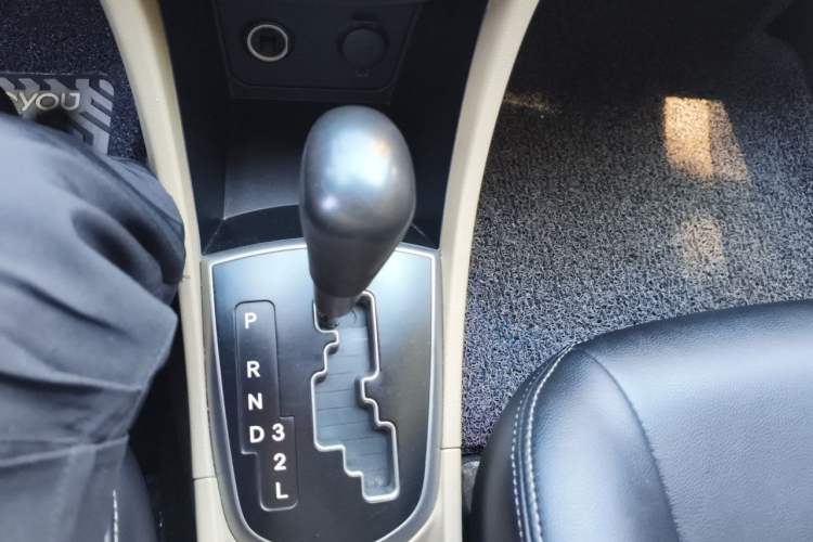 Used Hyundai Verna (older generation) 2014 1.4L Automatic Smart GLS Gear Lever