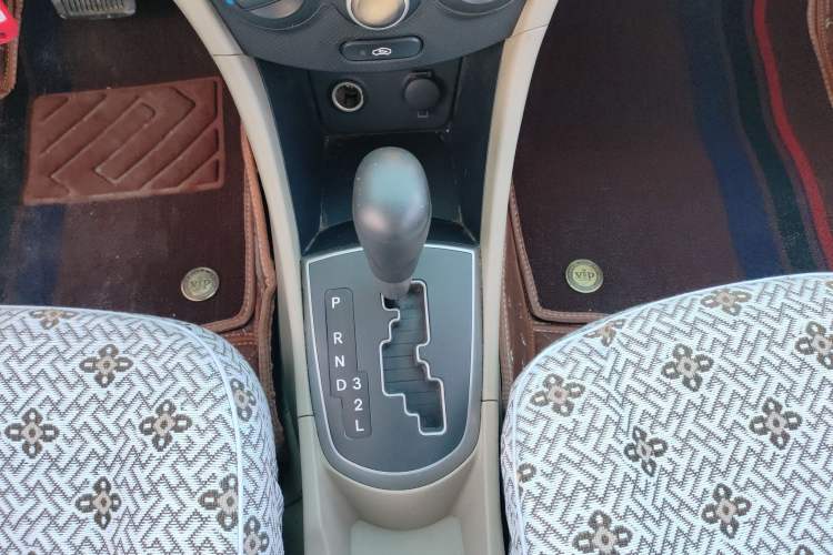 Used Hyundai Verna (older generation) 2014 1.4L Automatic Smart GLS Gear Lever