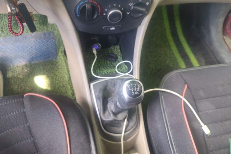 Used Hyundai Verna (older generation) 2014 1.4L Manual Smart GLS Trim Gear Lever