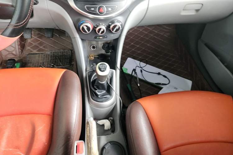 Used Hyundai Verna (older generation) 2014 1.4L Manual Smart GLS Trim Gear Lever