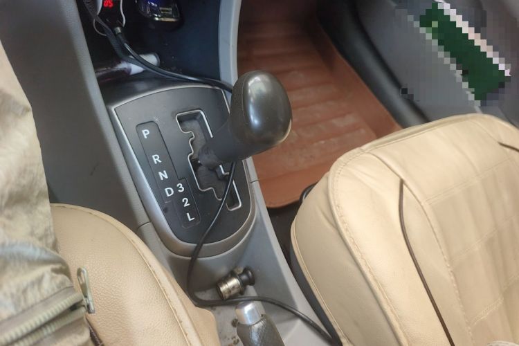 Used Hyundai Verna (older generation) 2014 1.4L Automatic Smart GLS Gear Lever