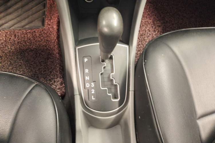 Used Hyundai Verna (older generation) 2014 1.4L Automatic Smart GLS Gear Lever