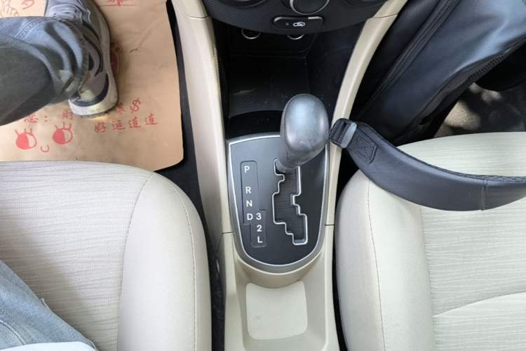 Used Hyundai Verna (older generation) 2014 1.4L Automatic Smart GLS Gear Lever