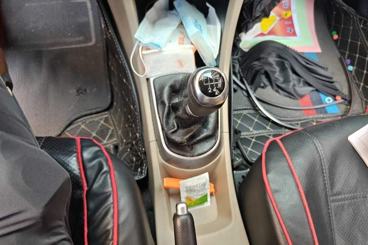 Used Hyundai Verna (older generation) 2014 1.4L Manual Smart GLS Trim Gear Lever