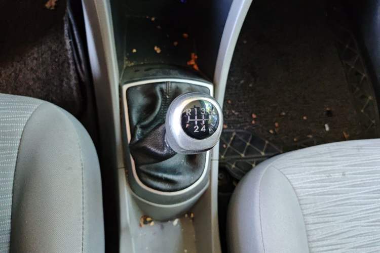 Used Hyundai Verna (older generation) 2014 1.4L Manual Smart GLS Trim Gear Lever